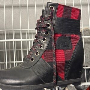 Sorel Women's Black and Red Lace Up Boots